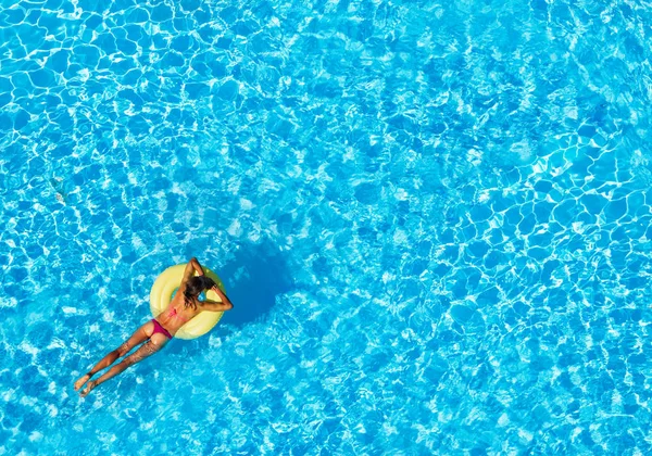 Vista Aérea Jovem Mulher Magra Biquíni Flutuando Anel Amarelo Piscina — Fotografia de Stock