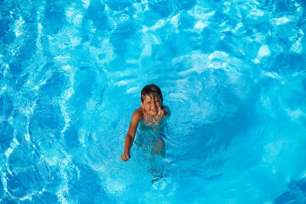 Retrato Vista Superior Lindo Niño Siete Años Parado Piscina Mirando —  Fotos de Stock