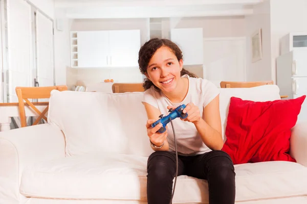 Portrét Kudrnaté Dospívající Dívka Joystickem Hraní Videoher Obývacím Pokoji — Stock fotografie