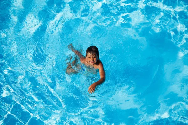 Vista Ángulo Alto Niño Feliz Siete Años Nadando Piscina Verano —  Fotos de Stock