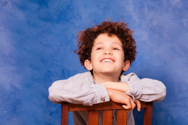 Niño Preadolescente Feliz Con Pelo Rizado Mirando Hacia Arriba Mientras —  Fotos de Stock