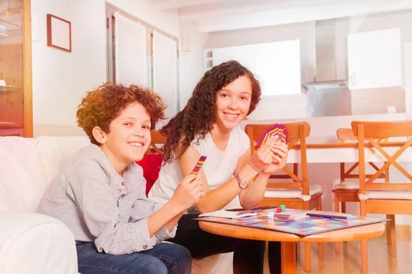 Porträt Glücklicher Teenager Beim Kartenspielen Wohnzimmer — Stockfoto