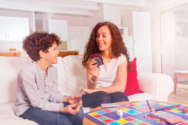 家で弟と 代の少女笑みを浮かべて トランプ ゲームの肖像画 — ストック写真