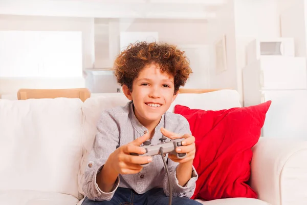 Porträt Eines Frühpubertierenden Jungen Der Mit Joystick Auf Dem Sofa — Stockfoto