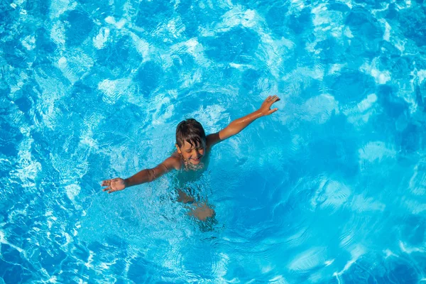 快乐的青春期男孩站在游泳池里 免版税图库图片
