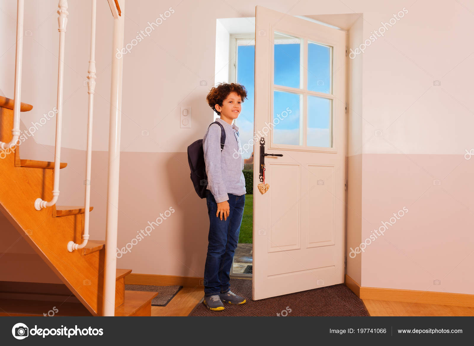 Backing home. Мальчик в коридоре. Школьник заглядывает в дверь. Мальчик приходит из школы домой. Человек стоит в дверном проеме.
