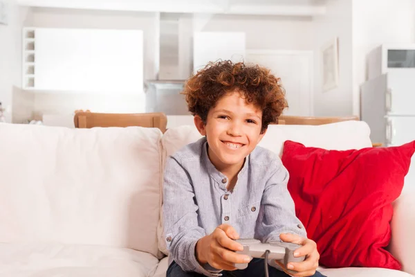 Retrato Menino Feliz Sentado Sofá Jogando Videogame Com Joystick Casa — Fotografia de Stock