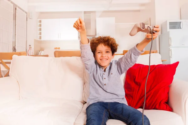 Portret Van Vrolijke Preteen Jongen Met Joystick Spelen Van Videogames — Stockfoto