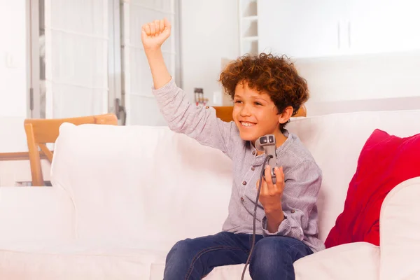 勝利を祝って ビデオゲームを家庭で幸せのプレティーンの少年の肖像画 — ストック写真