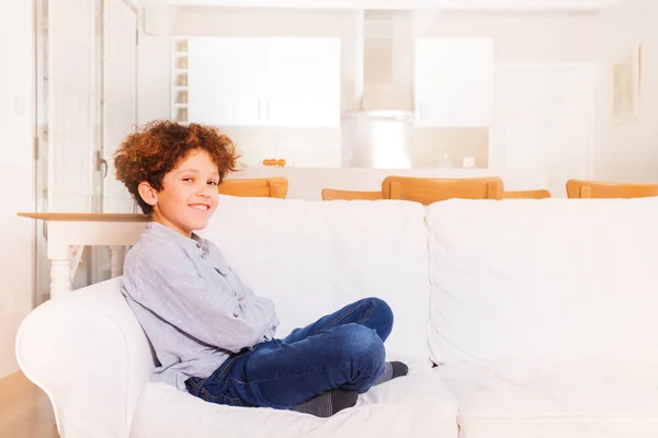 Happy Nedospělý Chlapec Sedí Bílém Pohodlnou Pohovku Obývacím Pokoji — Stock fotografie