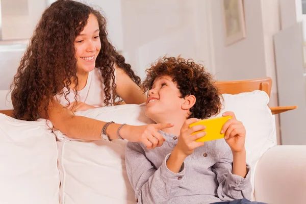 Portrait Teenage Boy Girl Chatting Using Cell Phone Sitting Coach — Stock Photo, Image