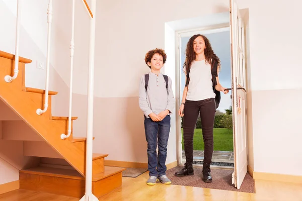 Full Length Portret Van Leeftijdsdiverse Broer Zus Thuiskomst School Openen — Stockfoto