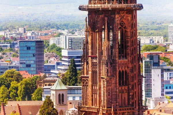 Forntida Vårfrukatedralen Torn Och Hus Freiburg Breisgau Tyskland Europa — Stockfoto