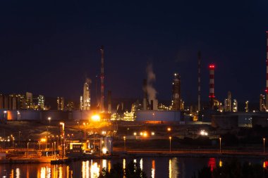 Bağlantı noktası de Bouc Petrokimya tesisi ile petrol tankları ve akşamları bacalar
