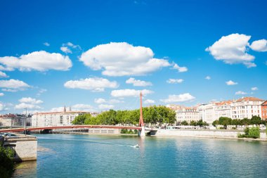 Lyon Cityscape Passerelle du Palais de adalet yaya köprüsü güneşli gün Saone Nehri üzerinde ile