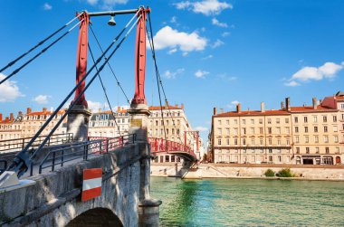 Saint Georges yaya köprüsü ile güzel eski binalar üzerinde Saone nehir setin içinde geçmiş, Lyon, Fransa