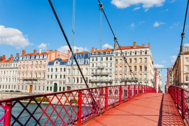 Boş Passerelle St. Georges yaya köprüsü Saone Nehri güneşli gün, Lyon, Fransa