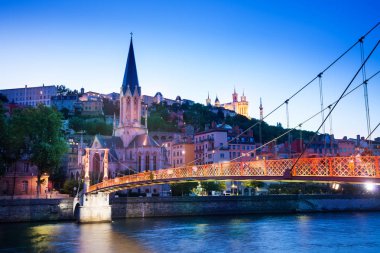 Vieux Lyon, ışıklı Saint-Georges Kilisesi ve Passerelle Paul Couturier yaya köprüsü üzerinde nehir Saone geceleri