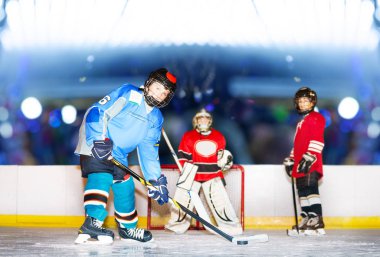 Genç defenseman pakı hokey sırasında geçen portresi maç