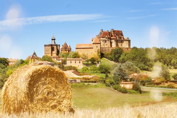 Bela Vista Conjunto Chateau Biron Com Fardo Feno Primeiro Plano — Fotografia de Stock