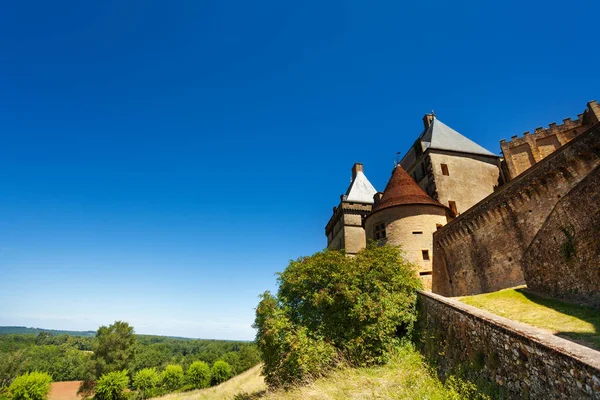 Bela Vista Castelo Medieval Biron Contra Céu Azul França — Fotografia de Stock