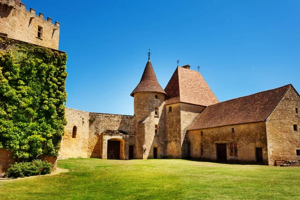 Innenhof Mit Alten Gebäuden Des Chateau Biron Frankreich Europa — Stockfoto