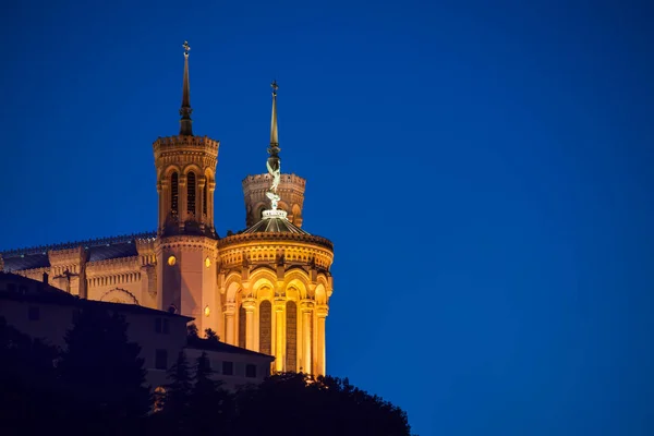 Belysta Tornen Den Basilica Notre Dame Fourviere Mot Natthimlen Lyon — Stockfoto