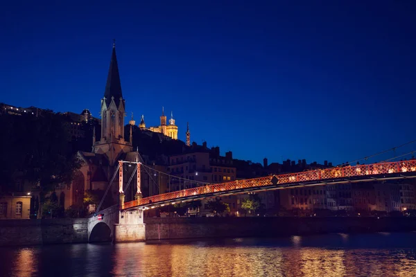 Işıklı Georges Kilisesi Yaya Köprüsü Saone Nehri Gece Lyon Fransa — Stok fotoğraf