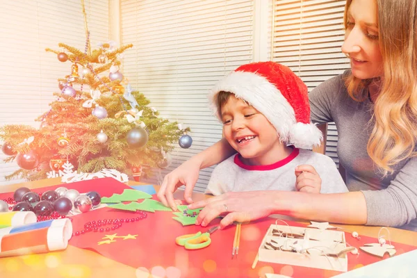 Retrato Uma Jovem Mulher Feliz Fazendo Enfeites Natal Com Seu — Fotografia de Stock