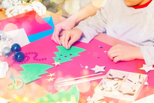 Close Kid Hands Makes Holiday Decorations Attaches Colorful Stickers Paper — Stock Photo, Image