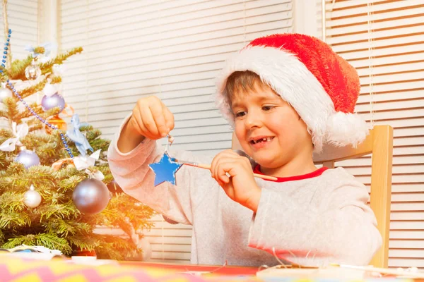 Portrét Předškolní Chlapce Kostýmu Santa Držení Dřevěné Vánoční Hvězda Zdobení — Stock fotografie