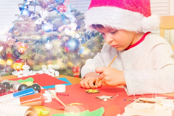 Retrato Menino Pré Escolar Traje Papai Noel Decorando Ornamentos Férias — Fotografia de Stock