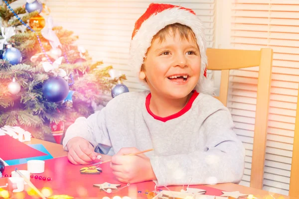 Rapaz Bonito Fazendo Próprios Ornamentos Férias Sentado Lado Árvore Natal — Fotografia de Stock