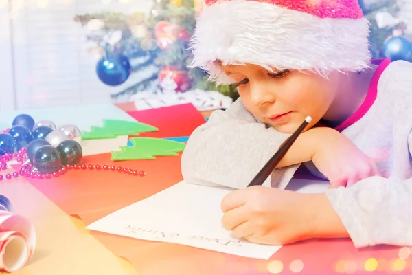 Close Retrato Estudante Traje Papai Noel Escrevendo Uma Carta Natal — Fotografia de Stock