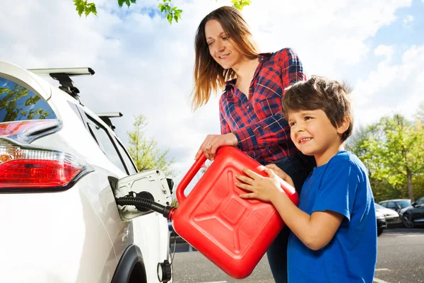 Retrato Menino Feliz Ajudando Sua Mãe Derramar Combustível Tanque Carro — Fotografia de Stock