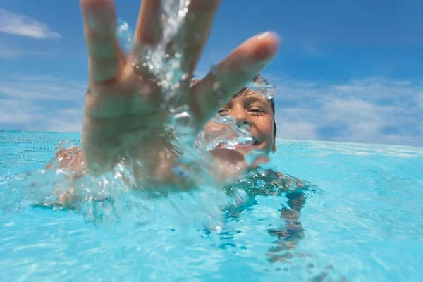 Portret Van Schattige Jongen Plezier Spetteren Het Zwembad Een Zonnige — Stockfoto
