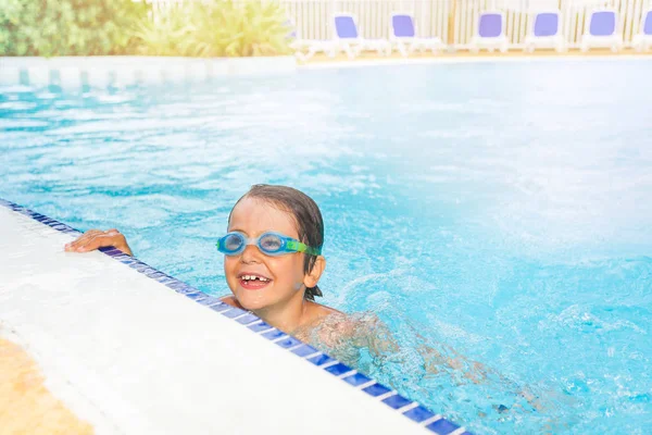 Retrato Chico Divertido Con Gafas Nadando Piscina Aire Libre Día —  Fotos de Stock