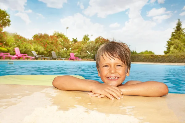 Portrait Seven Years Old Boy Relaxing Edge Swimming Pool Looking — Stock Photo, Image