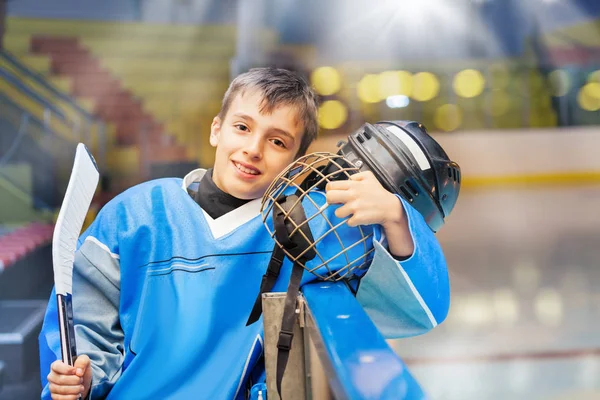 Retrato Adolescente Feliz Jugador Hockey Sobre Hielo Sosteniendo Casco Palo —  Fotos de Stock