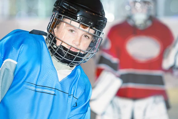 Retrato Primer Plano Del Jugador Hockey Junior Uniforme Azul Casco — Foto de Stock