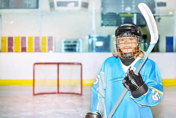Mutlu Genç Kızın Rink Stick Ile Poz Buz Hokeyi Oyuncusu — Stok fotoğraf