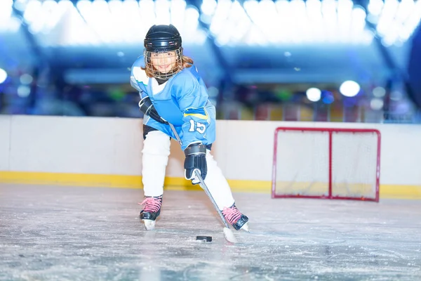 Retrato Niña Sonriente Jugador Hockey Sobre Hielo Pasando Disco Durante —  Fotos de Stock