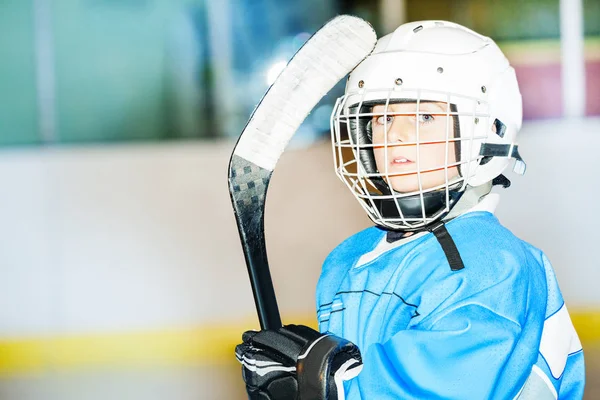 Retrato Niño Pequeño Jugador Hockey Sobre Hielo Casco Sosteniendo Palo — Foto de Stock