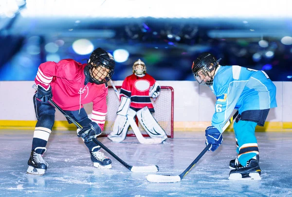 Oldal Megtekintése Portréja Két Tizenéves Fiú Jégkorong Defensemen Megy Korong — Stock Fotó