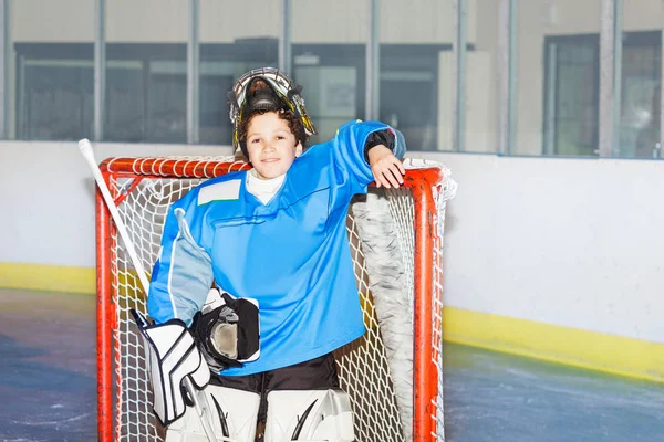 Gülümseyen Hokey Maçı Sonrası Net Yanında Duran Genç Çocuk Goaltender — Stok fotoğraf