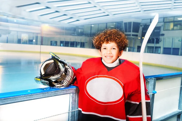 Retrato Niño Feliz Pie Detrás Las Tablas Pista Sosteniendo Casco — Foto de Stock