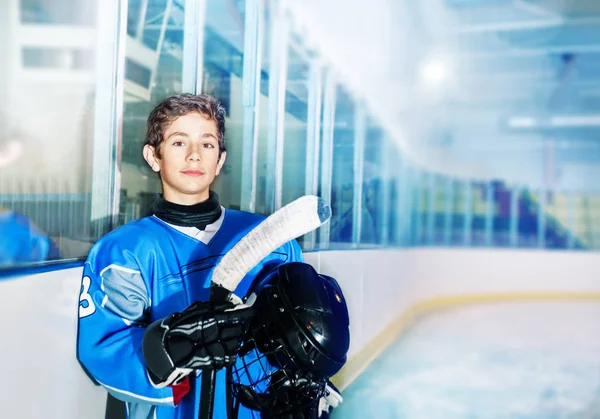 Genç Çocuk Profesyonel Buz Hokeyi Oyuncusu Oyun Dönemleri Arasında Dinlenme — Stok fotoğraf