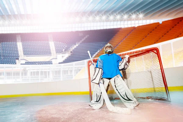아이스 경기장에서 그물을 지키는 골키퍼의 초상화 — 스톡 사진