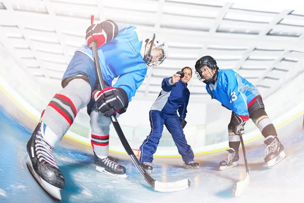Low Angle Portrait Two Teenage Hockey Players Female Coach Dropping — Stock Photo, Image