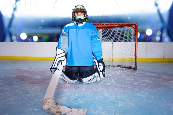 Joven Portero Hockey Sobre Hielo Posición Rodillas Protegiendo Red —  Fotos de Stock